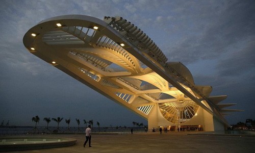 Kiến trúc sư nổi tiếng người Tây Ban Nha Santiago Calatrava thiết kế  Bảo tàng của Ngày mai (Museum of Tomorrow) ở Rio de Janeiro, Brazil. Vị kiến trúc sư này trước đó nổi tiếng thế giới khi thiết kế sân vận động Olympic hiện đại với mái treo 80.000 chỗ.